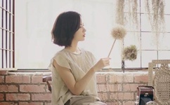 美女自觉的解开胸衣